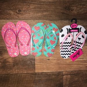 3 pairs of girl’s flip flops